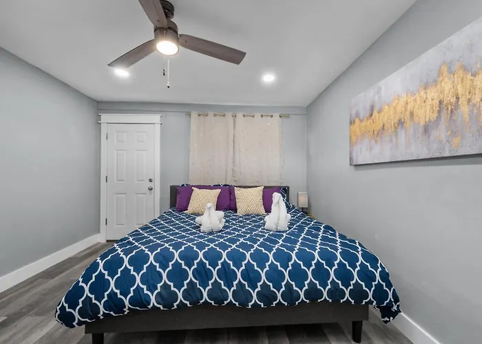 Modern 2Br City Center Getaway With Free Park