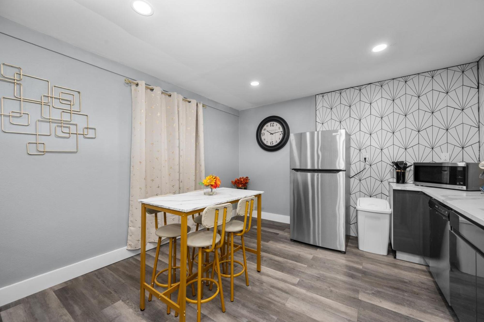 Modern 2br Center Getaway With Free Park