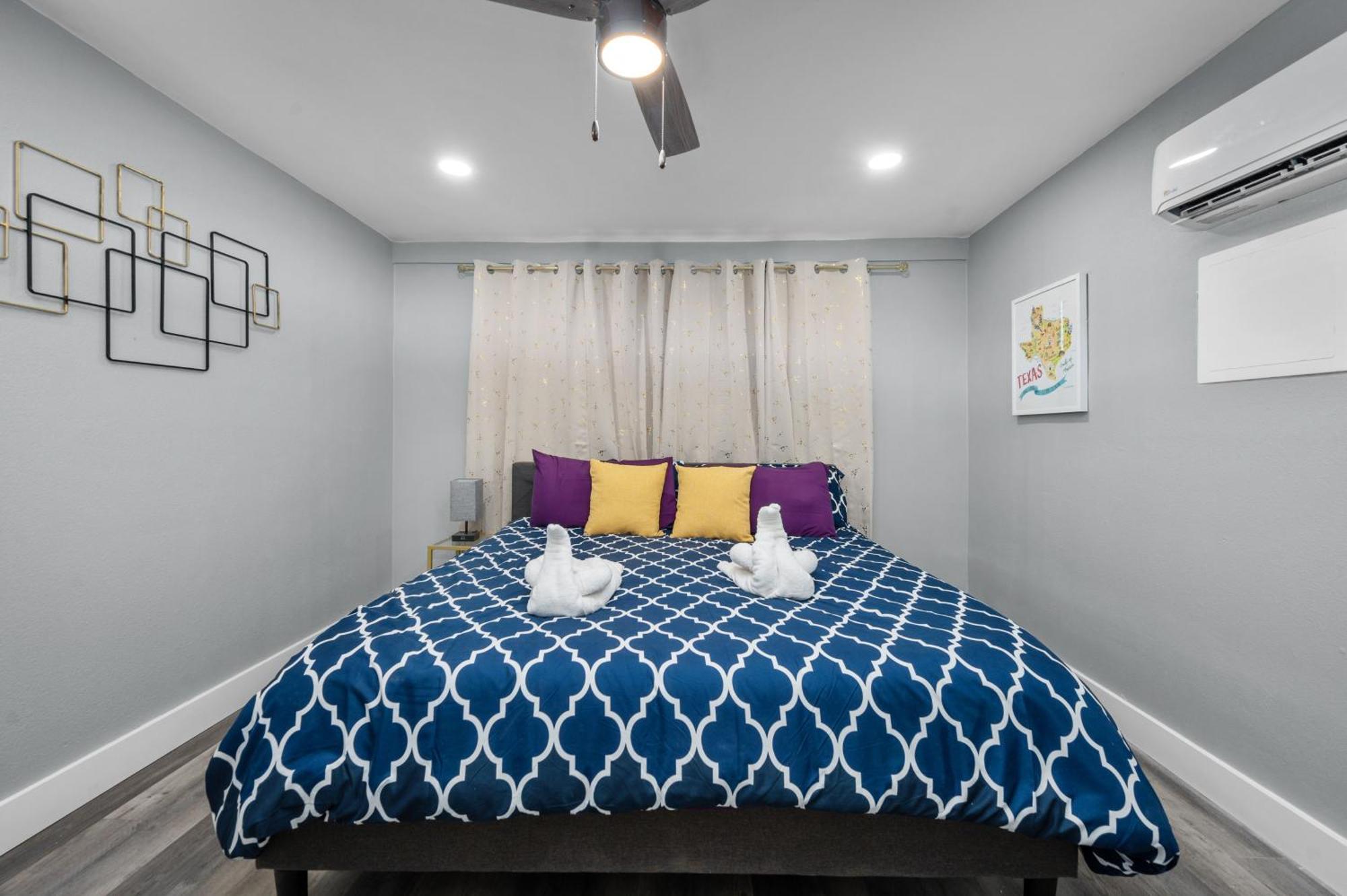 Modern 2br Center Getaway With Free Park Appartement
